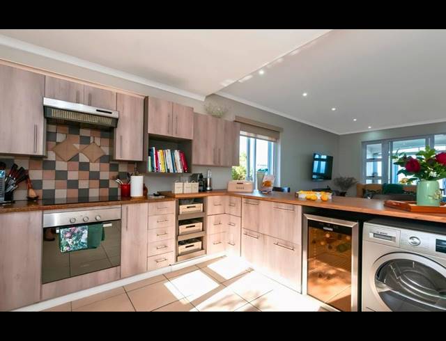 3 BEDROOM TOWNHOUSE FOR SALE IN PINNACLE POINT GOLF ESTATE